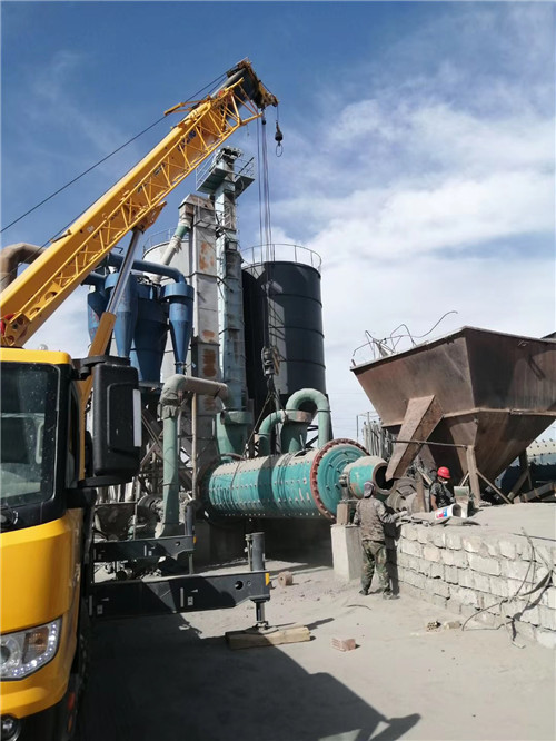 运河区设备搬运等各类工程项目中，吊车起着关键作用